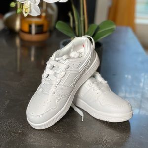 Reebook white skeakers